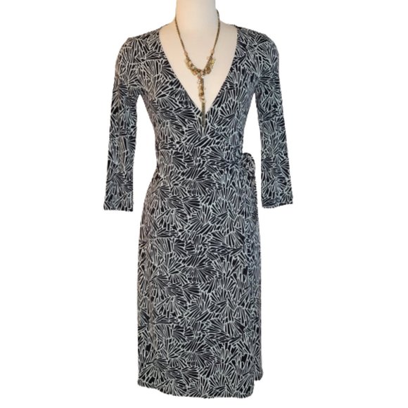 BCBG MAXAZRIA Leafy Print Mid Length Womens Long Sleeve Knit Wrap Dress, Size S - Picture 2 of 12